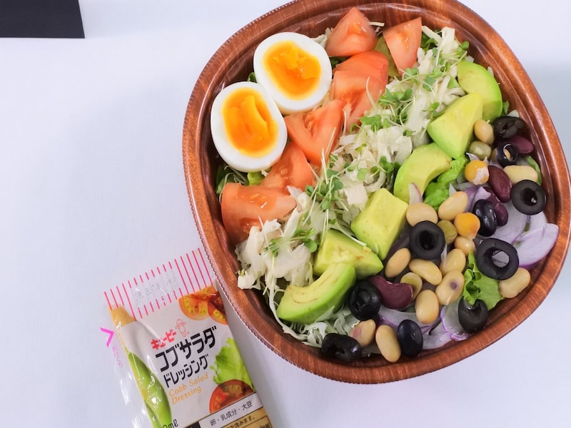 『サミット』の特徴である店内カットのサラダ。14種、約300gの素材を使用した「コブサラダボウル」