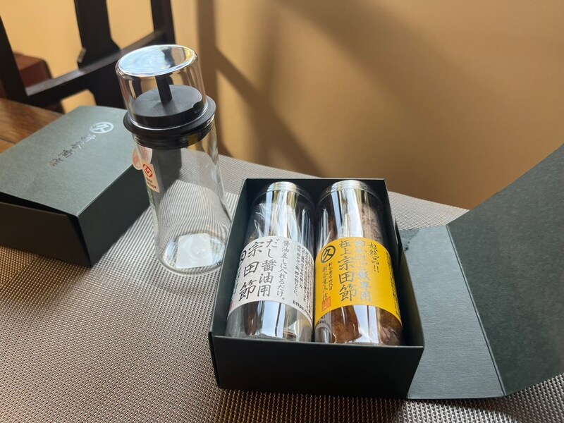 「卵かけご飯専用の宗田節」500円と「だし醤油用の宗田節」600円のセット