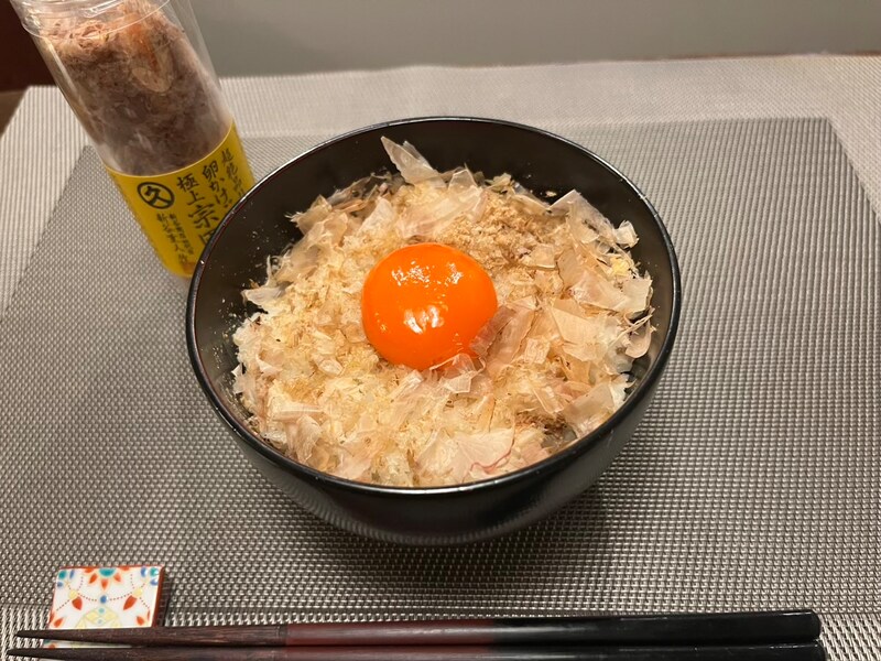 炊きたてのご飯の上で宗田節が踊る
