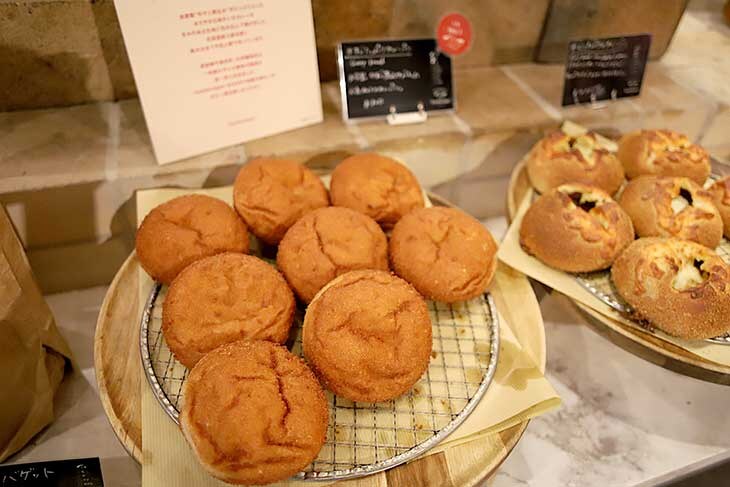 牛すじたっぷりカレーパン 340円 ［食楽web］