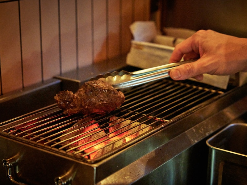 炭火料理でじっくり火入れを行う