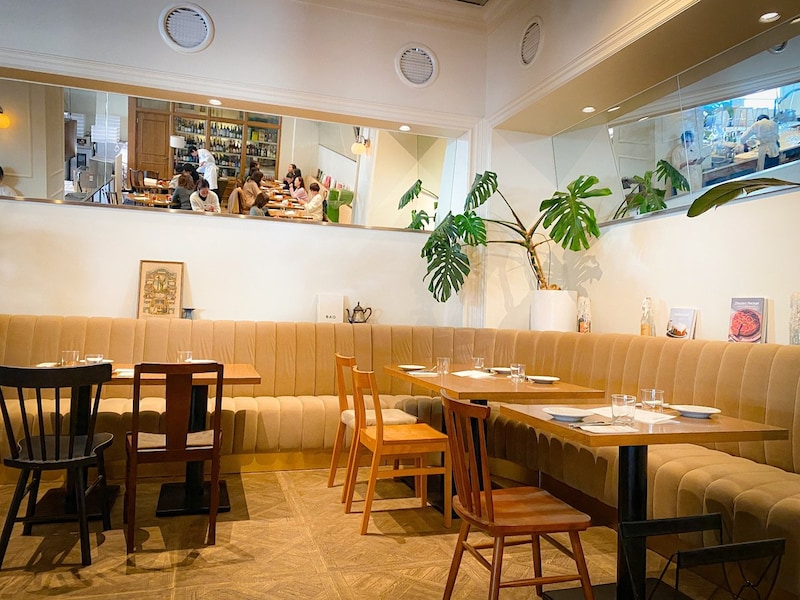 間接照明の温かみのある店内［食楽web］