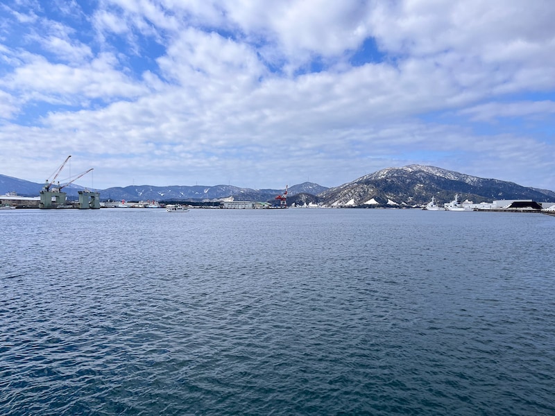 天然の良港というべき、入江の奥深くに位置する敦賀港