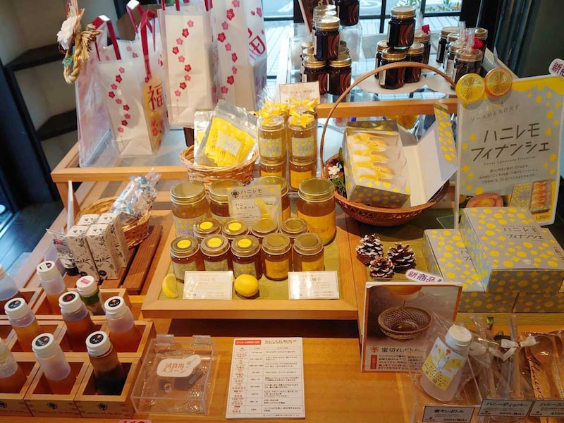 木の温もりに包まれた店内。並ぶ商品を眺めるだけで癒される