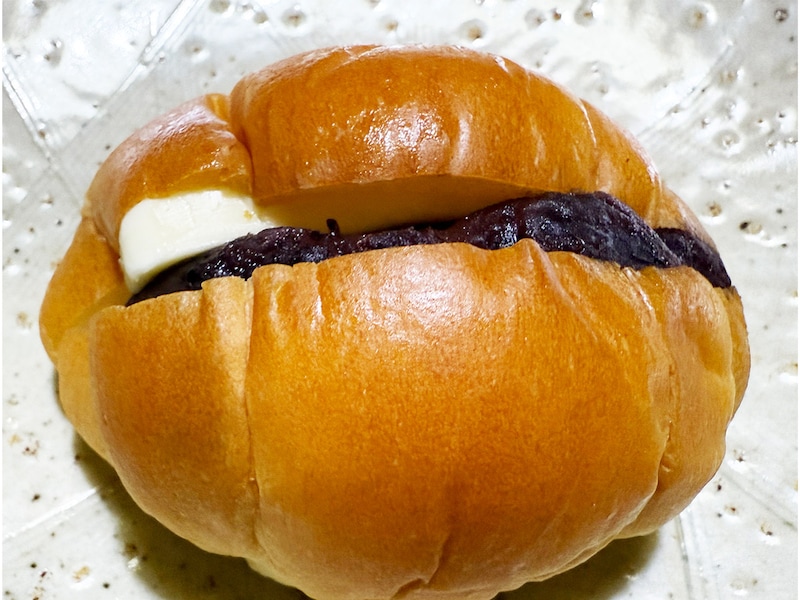 「あんバターパン」320円。持った瞬間に「重っ！」と声が出るはず