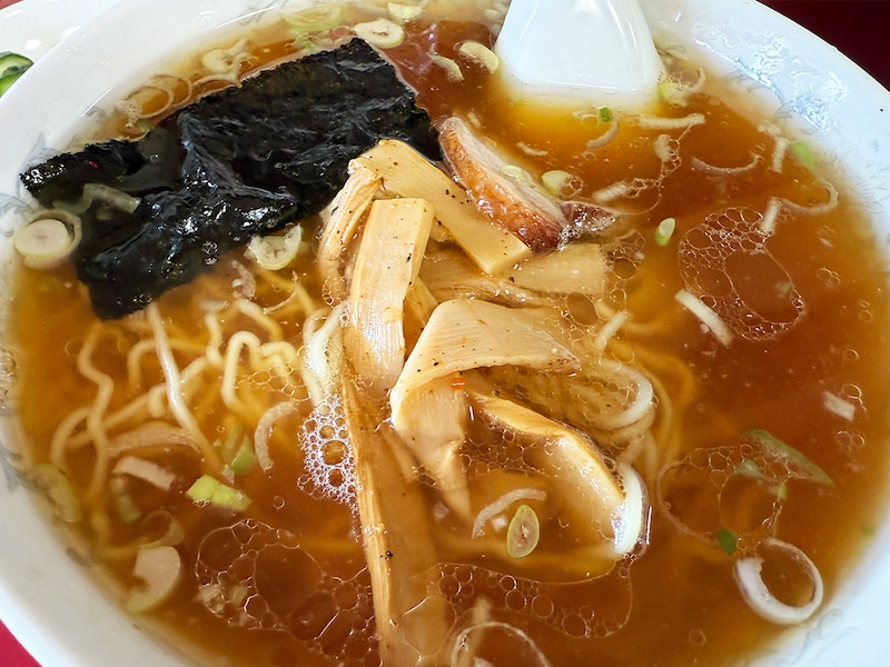 最初にラーメンが登場。立ち上る香りは……絶対うまいやつ！