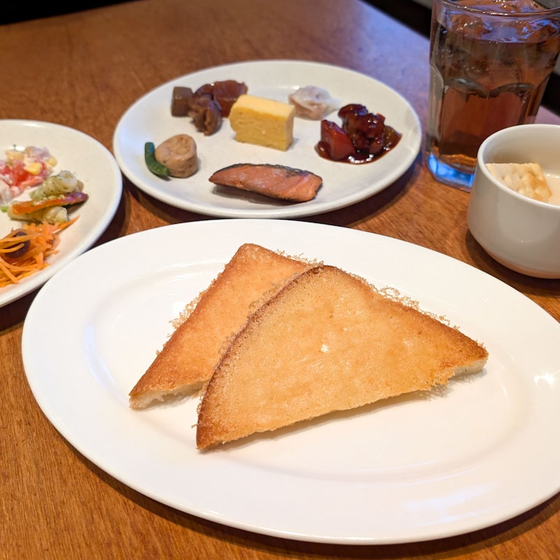 チーズトーストは1枚からテーブルで注文可能