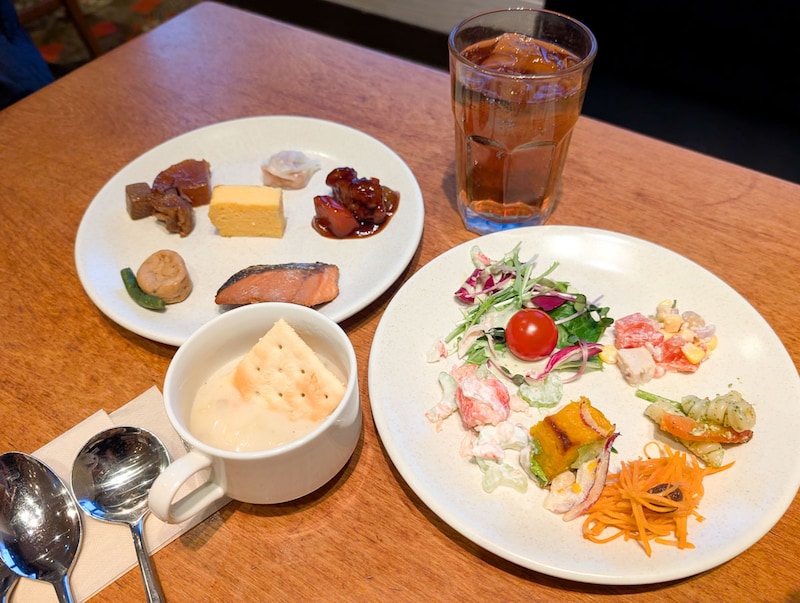 色んな種類のメニューを一口ずつとっても、まだ取り切れず、お皿2枚分にもなる充実度。ちなみに、ふっくら焼きあがった鮭の西京焼きがとても美味！ 三鷹店で絶対に食べほしいメニューの一つです