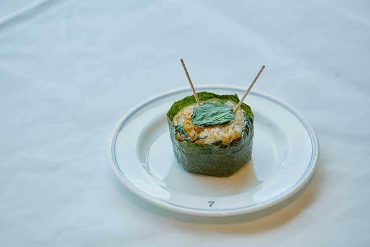 深川の郷土料理“深川めし”と小松菜を合わせ、太鼓の形に仕立てた「深川のめぐみ太鼓おにぎり」