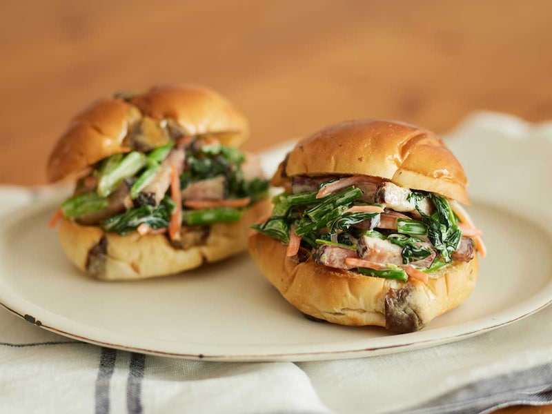 【ベーコンの絶品レシピ】一品で栄養満点！「レーズンロールのカラフルサンド」の作り方