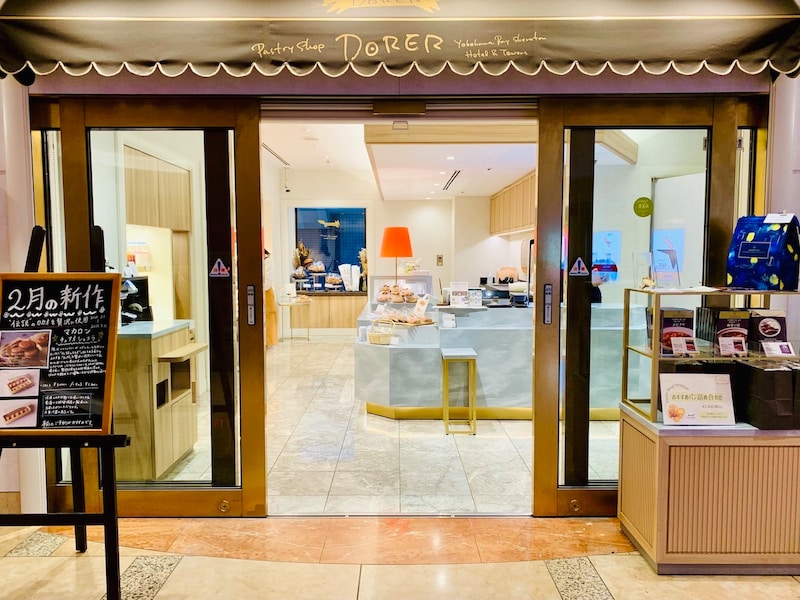 お店は地下1階のエントランスを入ってすぐ左側、気軽に立ち寄える