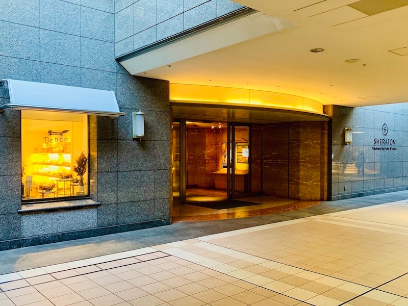 地下街直結のホテルエントランス、雨の日でも安心です。