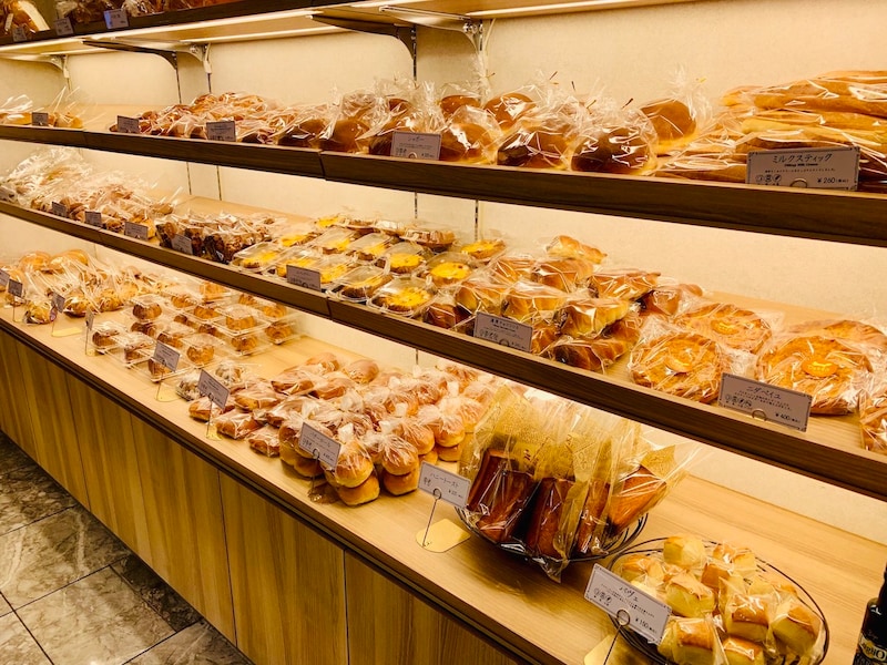 店内には手塩にかけて作られたパンが並びます 