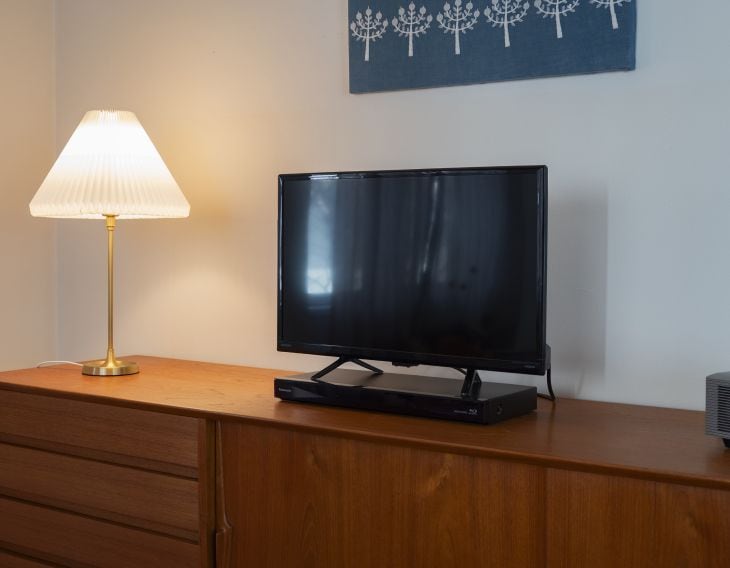 リビングや書斎では、モニター台やテレビ台にも