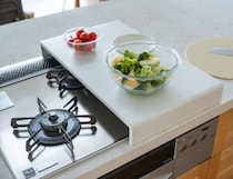 コンロが作業台に早変わり！限られたキッチンスペースを活用できる「コンロカバー」が登場