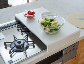 コンロが作業台に早変わり！限られたキッチンスペースを活用できる「コンロカバー」が登場
