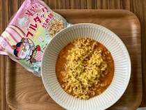 あの激辛韓国麺「ブルダック炒め麺」にマイルドな「クリームカルボ味」が登場。さっそく食べてみた！