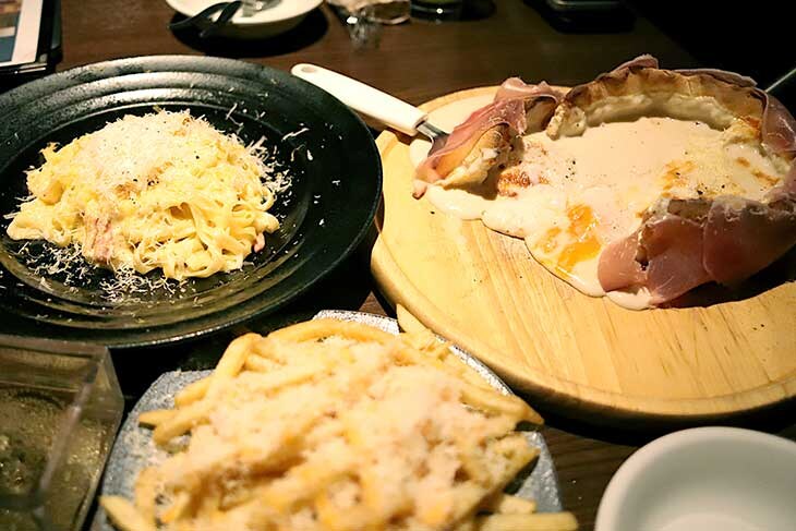 チーズ！チーズ！チーズ！カルボナーラ1,480円、手前：フライドポテト～2種のチーズがけ～ 590円