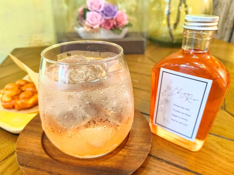 ほんのりピンクに染まる可愛らしいローズソーダ