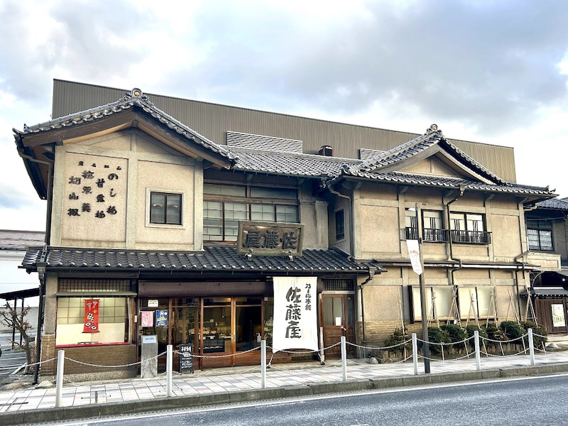 1934年に建てられた歌舞伎座風の建築で、すぐ側には工場も併設