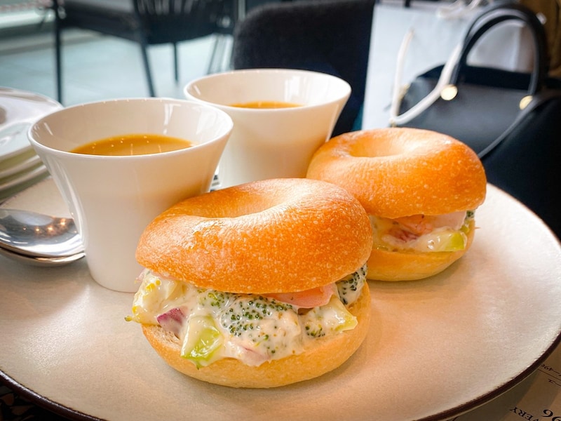 「海老とブロッコリーのミニベーグルサンド 柚子胡椒マヨネーズ」［食楽web］