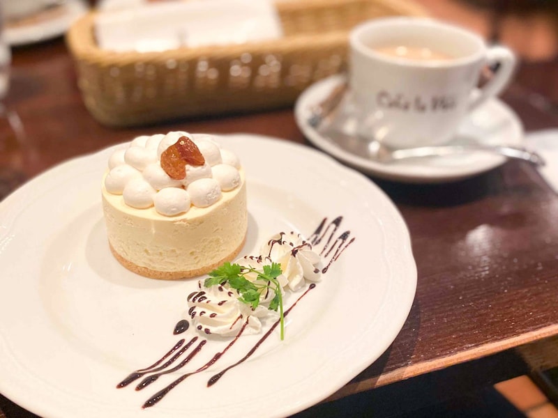 【新宿カフェ】ホテル下に広がるレトロ空間。『カフェ ラ ヴォワ』のチーズケーキ