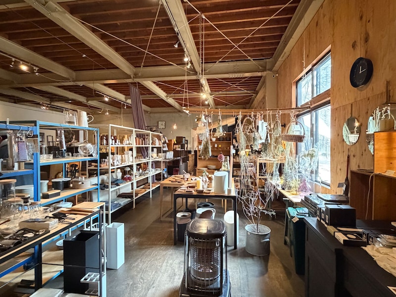 まるで蚤の市のよう。素敵なモノが並びます。