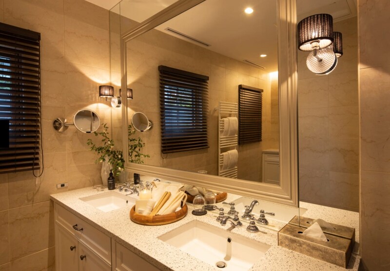 船の中だとは思えないほどしっかりとした洗面台とシャワーブース付き