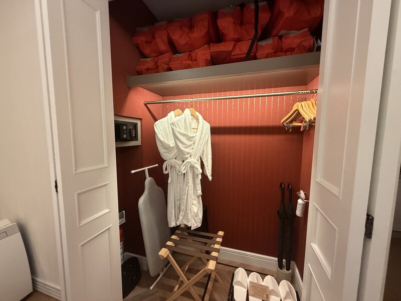 普通のホテルとのちがいは、救命胴衣がクローゼットに備えられている