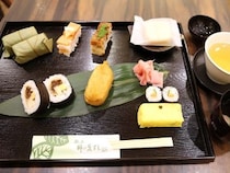 スイーツみたいな可愛さ！奈良名物・柿の葉寿司の有名店で味わう豪華な「おすしあらかると」