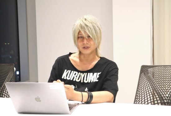 「肌が黒いコンプレックスが自信に変わった」ギャル男会社員が振り返る、令和の時代に足りないもの