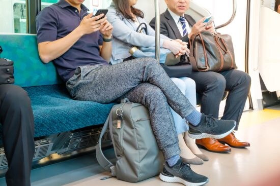 満員電車の座席に“大股開き”で座っていた男性が、突然「きっちりと足を閉じて」縮こまったワケ