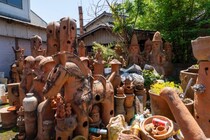 200万円の巨大ハニワも！廃墟のような建物に“無数のハニワが溢れる”茨城の珍スポット。駐車場の時点で強烈だった