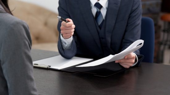 部下を責めるビジネスマン