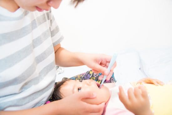 歯磨きをする子供