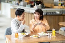 「女性との会話がいつも盛り上がる男性」が選んでいる“5つの話題”