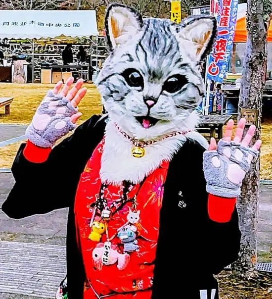 『探偵!ナイトスクープ』で話題、“猫のかぶりもの”をする人物の正体は?有名芸能人の子どもとして生まれた孤独と14年間の引きこもり生活