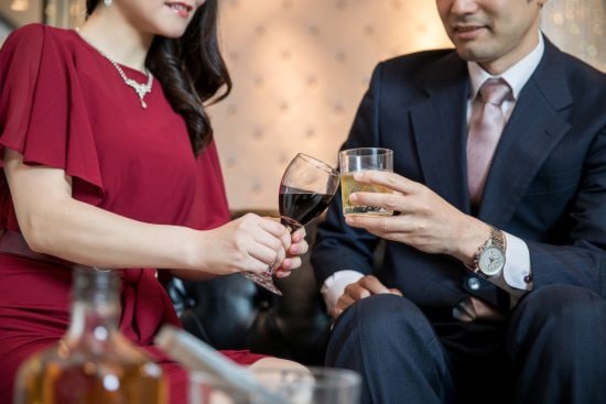 乾杯する男女