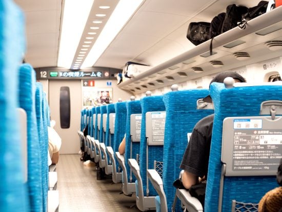 新幹線で大騒ぎする外国人親子にコーヒーをこぼされた男性が放った、“静まり返るほど重たいひと言”