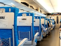 「子どもが寝てるんだから！」新幹線で通路を塞ぐベビーカーを注意したら逆ギレする母親…そのとき“父親が放った一言”に拍手