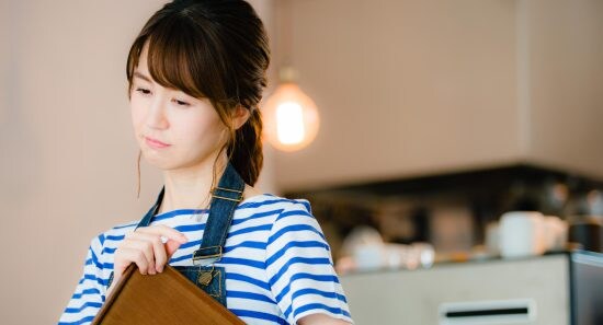 「土下座しろ!」水をこぼした女性店員に激怒する高齢の男性…救いの手を差し伸べてくれた“意外な人物”