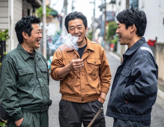 「幼稚園の隣で路上喫煙する」作業服姿の3人組