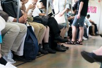 電車でスマホを覗き込んでくる女性…“見えにくい角度”に画面を傾けたら、驚きの一言が