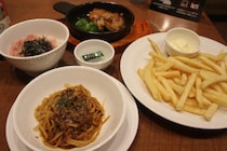 ガストで“2000円分”注文してみた。付け合わせのブロッコリーで野菜を補い、コーラにガムシロを投入…不健康記者の本領発揮