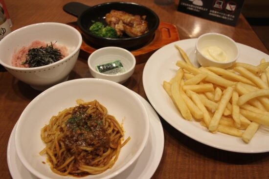 ガストで“2000円分”注文してみた。付け合わせのブロッコリーで野菜を補い、コーラにガムシロを投入…不健康記者の本領発揮