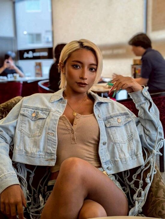 「就職活動の日数はたった1日」“今”を生きる26歳黒ギャルを直撃。「可愛い子としか友だちにならない」と主張する理由も