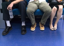 電車で「足を広げて座る男性」にイライラしていると…“ガタイの良い高校生”に心のなかで拍手したワケ――仰天ニュース特報