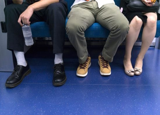 電車で「足を広げて座る男性」にイライラしていると…“ガタイの良い高校生”に心のなかで拍手したワケ――仰天ニュース特報