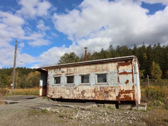 「火気厳禁なのに」無人の秘境駅で“バーナー調理”も…鉄道ファンが呆れた「非常識な迷惑行為」の実態