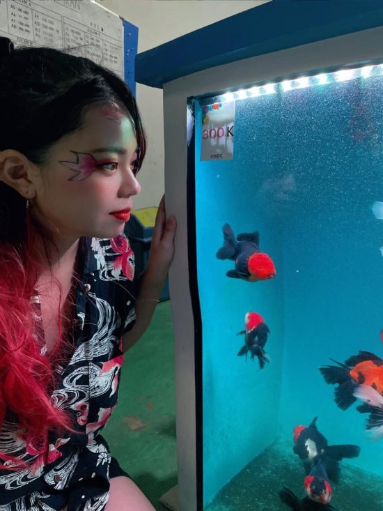 高齢化で廃業する業者も…「金魚を愛する女性」が“金魚離れ”を解消するために始めた挑戦「派手な服装はキャラ作りではない」